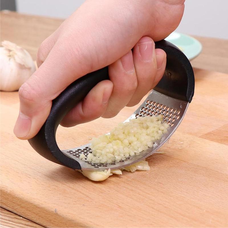 Stainless steel garlic press, 2024 new thickened stainless steel manual ring garlic press, portable manual heavy-duty garlic grinder, household kitchen utensils garlic chopper (black -2pcs)